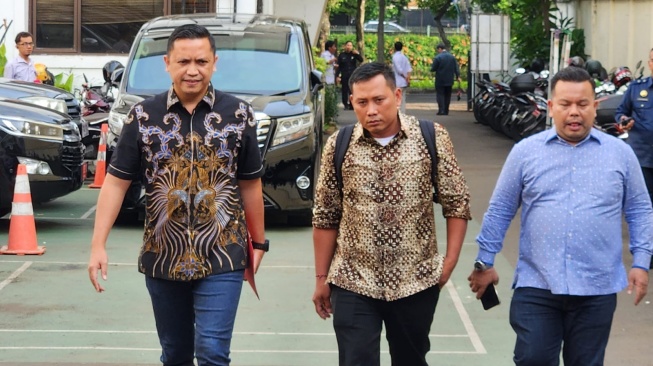 Staf Sekretaris Jenderal DPP PDI Perjuangan Hasto Kristiyanto, Kusnadi (tengah), mendatangi kantor Komisi Nasional (Komnas) HAM, Jalan Latuharhary, Menteng, Jakarta, pada Rabu (12/6/2024). (Foto dok. PDIP)