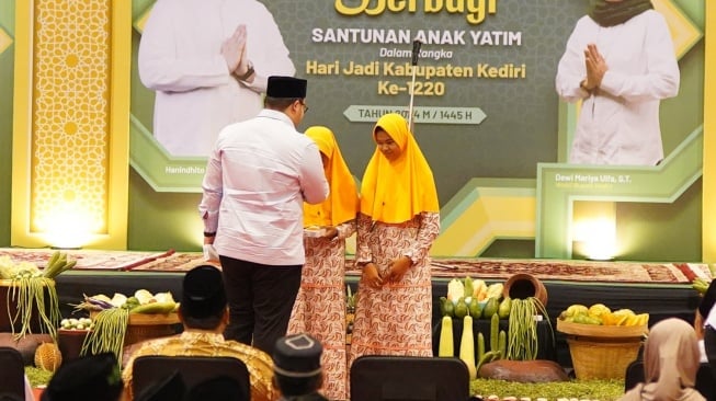 1220 Tahun Kediri, Mas Dhito Bagikan Santunan kepada Ribuan Anak Yatim Piatu