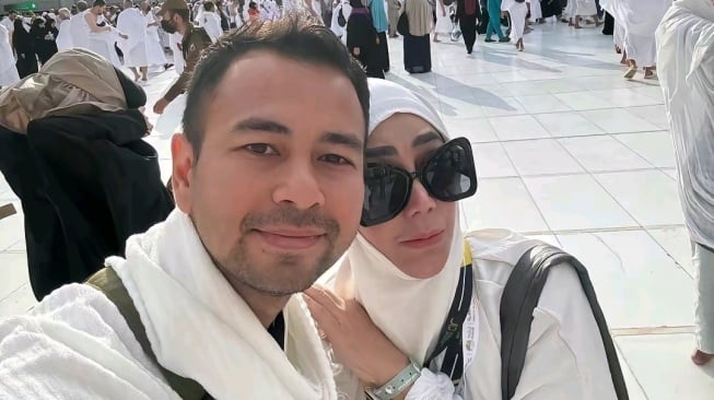 Potret Raffi Ahmad Bersama Amy Qanita Saat Menunaikan Ibadah Haji (TikTok)