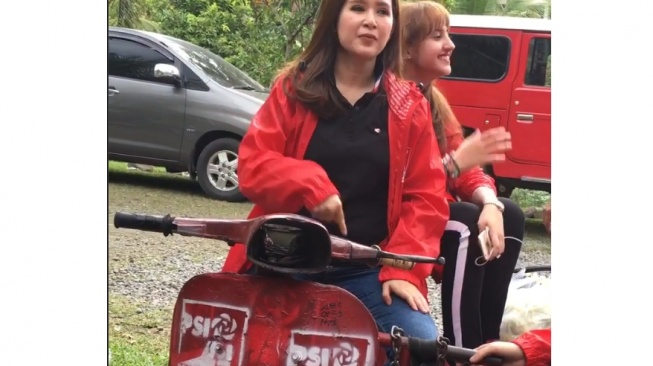 Grace Natalie peluk hangat Vespa tua dan Tsamra Amany duduk di belakang (Instagram)