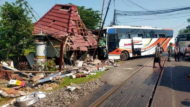 Kronologi Bus Hilang Kendali Tabrak Pos JPL di Pasuruan, Satu Pengendara Motor Terluka