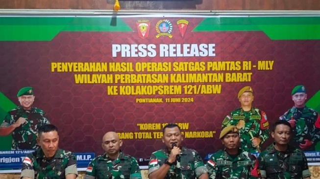 Lebih dari 100 Senjata Api Ilegal Diserahkan ke TNI, Hasil Satgas Pamtas RI-Malaysia