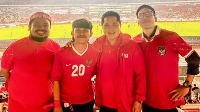 Potret Artis Nonton Timnas Indonesia vs Filipina (Instagram/@desta80s)