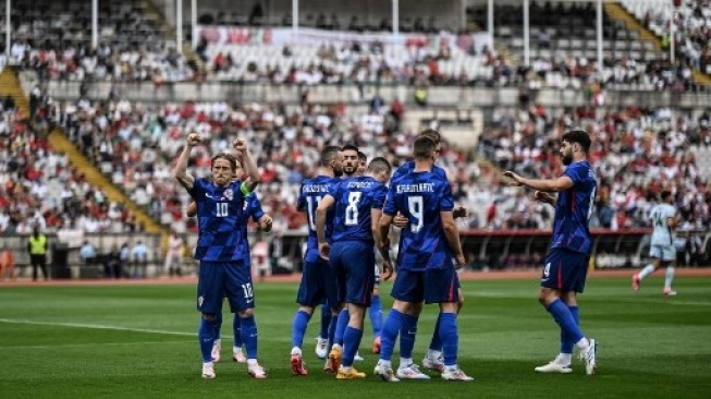 Gelandang Kroasia #10 Luka Modric merayakan gol timnya selama pertandingan sepak bola persahabatan internasional antara Portugal dan Kroasia di stadion Jamor di Oeiras pada 8 Juni 2024. PATRICIA DE MELO MOREIRA / AFP