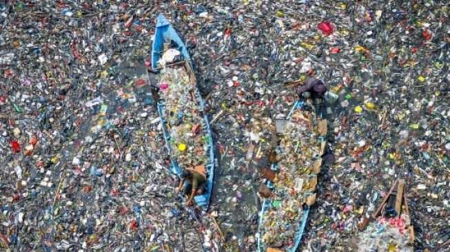 Penampakan Citarum Jadi Lautan Sampah, Pj Gubernur Jabar Bilang Begini [Instagram Antara Foto]