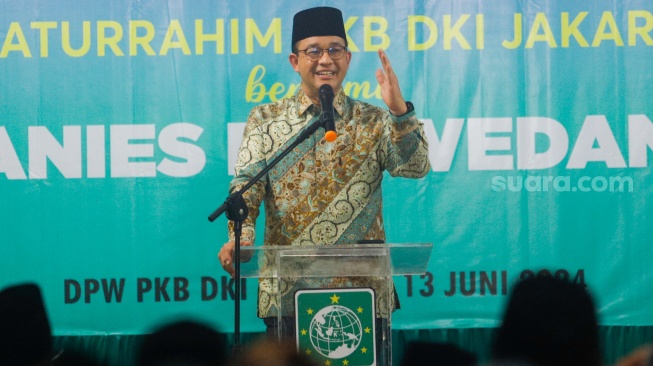 Gubernur DKI Jakarta Periode 2017-2022, Anies Baswedan (tengah) memberikan sambutan saat berkunjung ke kantor DPW PKB Jakarta, Kamis (13/6/2024). [Suara.com/Alfian Winanto]