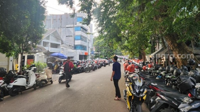 Parkir liar di Melawai, Kebayoran Baru, Jakarta Selatan. (Suara.com/Fakhri Fuadi)