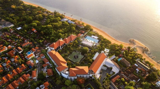 Liburan Sekolah Ingin Ajak Keluarga ke Bali? Staycation di Resor Mewah Tepi Pantai Sanur Ini Bisa Jadi Pilihan