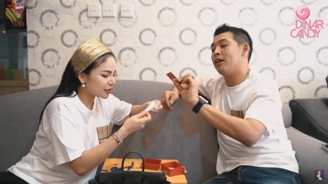 Deretan Hadiah Mewah Ko Apex untuk Dinar Candy (YouTube/Dinar Candy)