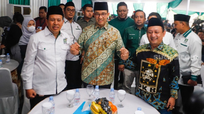 Gubernur DKI Jakarta Periode 2017-2022, Anies Baswedan (tengah) bersalaman dengan Ketua Dewan Pengurus Wilayah (DPW) PKB DKI Jakarta Hasbiallah Ilyas (kanan) dan Sekertaris DPW PKB Mohammad Fauzi (kiri) saat berkunjung ke kantor DPW PKB Jakarta, Kamis (13/6/2024). [Suara.com/Alfian Winanto]