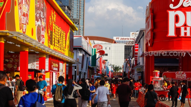 Pengunjung memadati area Jakarta Fair 2024 di JIExpo Kemayoran, Jakarta, Kamis (13/6/2024). [Suara.com/Alfian Winanto]