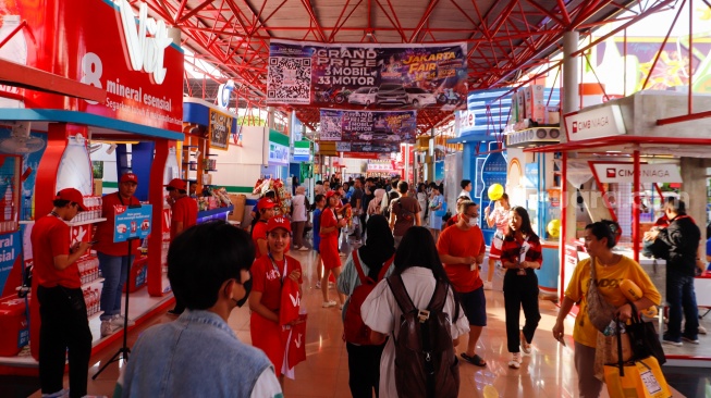 Pengunjung memadati area Jakarta Fair 2024 di JIExpo Kemayoran, Jakarta, Kamis (13/6/2024). [Suara.com/Alfian Winanto]