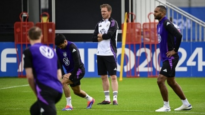 Pelatih kepala Jerman Julian Nagelsmann (tengah) memimpin sesi latihan tim sepak bola nasional Jerman, menjelang Kejuaraan sepak bola Eropa UEFA Euro 2024, di Herzogenaurach, Bavaria, pada 12 Juni 2024. Tobias SCHWARZ / AFP