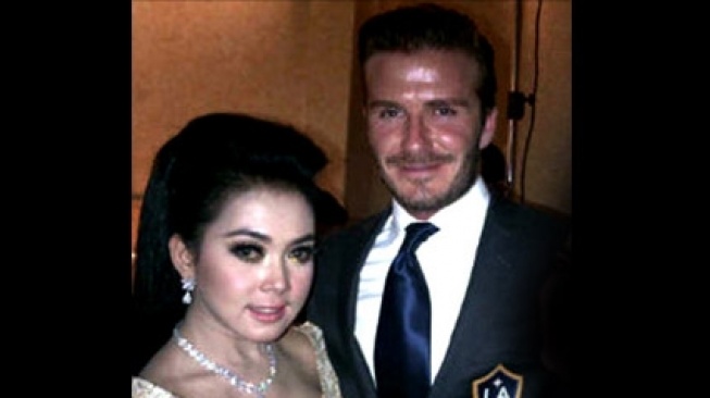 Syahrini dan David Beckham saat acara makan malam di Hotel Ritz Carlton. [Twitter]