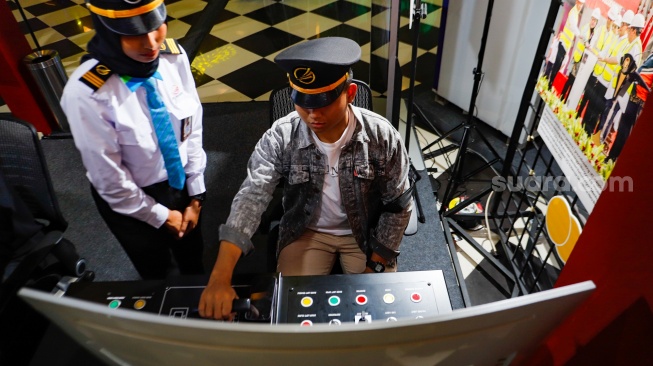 Pengunjung mencoba simulator Kereta LRT Jakarta di gelaran Jakarta Fair 2024 di Jiexpo Kemayoran, Jakarta, Kamis (13/6/2024). [Suara.com/Alfian Winanto]