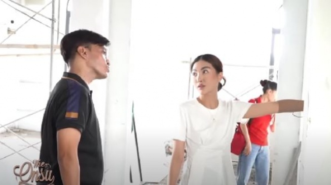 Momen Ruben Onsu dan Sarwendah saat mengecek rumah baru. [YouTube/The Onsu Family]