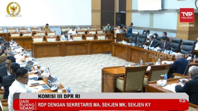 Rapat Kerja bersama Komisi III DPR dan Mahkamah Konstitusi (MK) di Komplek Senayan, Jakarta. (Tangkapan layar/Bagaskara)