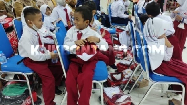 Pembagian seragam sekolah bagi pelajar SD. [KlikKaltim.com]