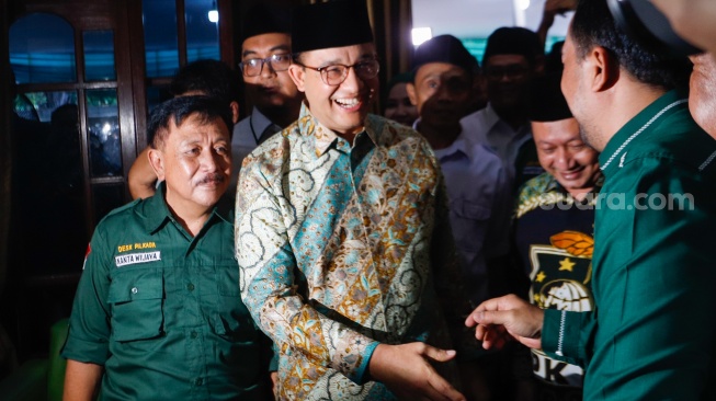 Gubernur DKI Jakarta Periode 2017-2022, Anies Baswedan (tengah) saat tiba di kantor DPW PKB Jakarta, Kamis (13/6/2024). [Suara.com/Alfian Winanto]