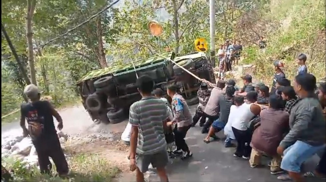 Braakkk! Ikuti Google Maps, Truk Pengangkut Makanan Malah Terguling di Gunung Tunggangan Wonogiri