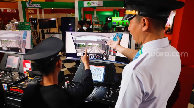 Pengunjung mencoba simulator Kereta LRT Jakarta di gelaran Jakarta Fair 2024 di Jiexpo Kemayoran, Jakarta, Kamis (13/6/2024). [Suara.com/Alfian Winanto]