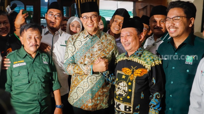 Gubernur DKI Jakarta Periode 2017-2022, Anies Baswedan (tengah) bersalaman dengan Ketua Dewan Pengurus Wilayah (DPW) PKB DKI Jakarta Hasbiallah Ilyas (kanan) saat tiba di kantor DPW PKB Jakarta, Kamis (13/6/2024). [Suara.com/Alfian Winanto]