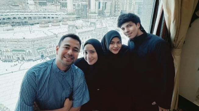 Bertemu di Makkah, Wajah Nagita Slavina dan Aurel Hermansyah Tanpa Makeup Disorot