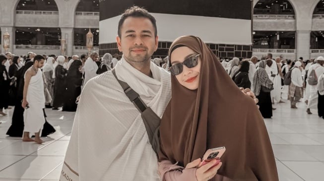 Raffi Ahmad dan Nagita Slavina di Tanah Suci. (Instagram/priotralala)