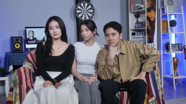 Natasha Wilona, Fergie Brittany dan Emir Mahira saat promosi film Janji Darah di kantor Suara.com, Kamis (13/6/2024) [Suara.com/Hyoga Dewa Murti]