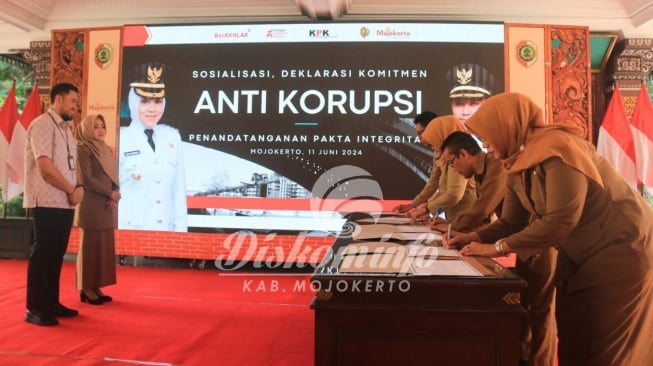 Tingkatkan Kesadaran dan Integritas, Pemkab Mojokerto dan KPK Tandatangani Pakta Integritas dan Perjanjian Kinerja