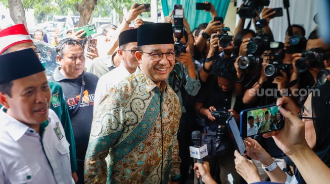 Gubernur DKI Jakarta Periode 2017-2022, Anies Baswedan (tengah) saat tiba di kantor DPW PKB Jakarta, Kamis (13/6/2024). [Suara.com/Alfian Winanto]