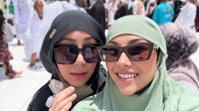 Nisya Ahmad dan Mama Amy Saat Ibadah Haji (Instagram)