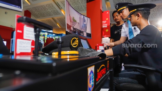 Pengunjung mencoba simulator Kereta LRT Jakarta di gelaran Jakarta Fair 2024 di Jiexpo Kemayoran, Jakarta, Kamis (13/6/2024). [Suara.com/Alfian Winanto]