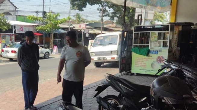 Aksi Pencurian Depan Minimarket di Malang Viral, Gerak-geriknya Terekam CCTV