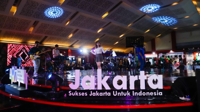 Penampilan live musik di area Jakarta Fair 2024 di JIExpo Kemayoran, Jakarta, Kamis (13/6/2024). [Suara.com/Alfian Winanto]