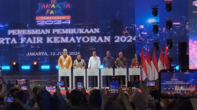 Penjabat (Pj) Gubernur DKI Jakarta Heru Budi Hartono membuka gelaran Jakarta Fair 2024 di Jakarta International Expo (JIExpo), Kemayoran, Jakarta Pusat. (Suara.com/Fakhri)