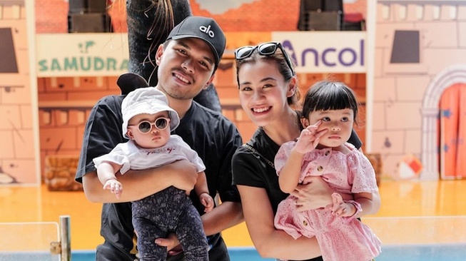 Thariq Halilintar dan Aaliyah Massaid saat momong anak Aurel-Atta [Instagram/@aaliyah.massaid]