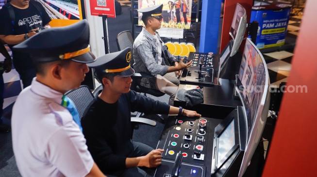 Pengunjung mencoba simulator Kereta LRT Jakarta di gelaran Jakarta Fair 2024 di Jiexpo Kemayoran, Jakarta, Kamis (13/6/2024). [Suara.com/Alfian Winanto]