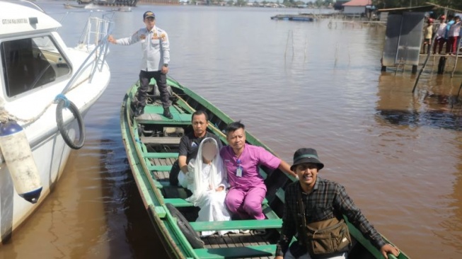 Bebaskan Wanita ODGJ di Kalsel dari Pasungan, Aksi Mensos Risma Naik Speedboat Bawa Pasien Berobat