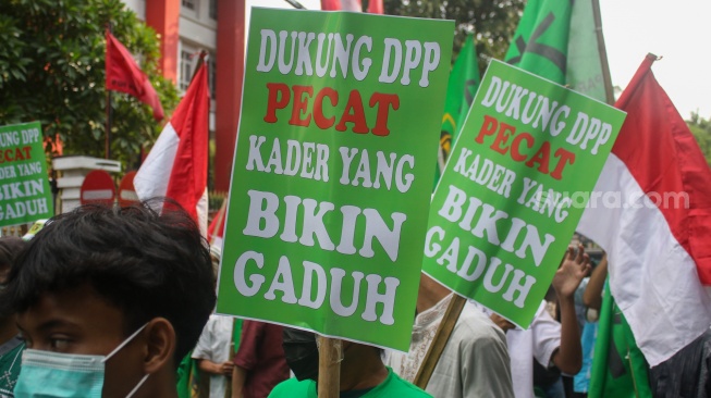 Sejumlah massa dari Front Kader Penjaga Partai (FKPP), menggelar aksi demonstrasi di depan Kantor DPP Partai Persatuan Pembangunan (PPP), Jakarta Pusat, Jumat (14/6/2024). [Suara.com/Alfian Winanto]