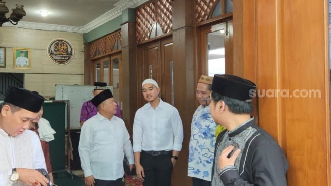 Kaesang Pangarep saat jumatan di Masjid kawasan Cempaka Putih, Jakarta Pusat, Jumat (14/6/2024). (Suara.com/Fakhri)