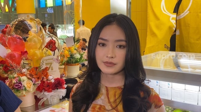 Artis Natasha Wilona saat merilis gerai minuman miliknya di mal Gandaria City, Jakarta, Jumat (14/6/2024). [Suara.com/Adiyoga Priyambodo]