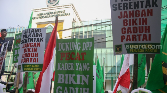 Sejumlah massa dari Front Kader Penjaga Partai (FKPP), menggelar aksi demonstrasi di depan Kantor DPP Partai Persatuan Pembangunan (PPP), Jakarta Pusat, Jumat (14/6/2024). [Suara.com/Alfian Winanto]