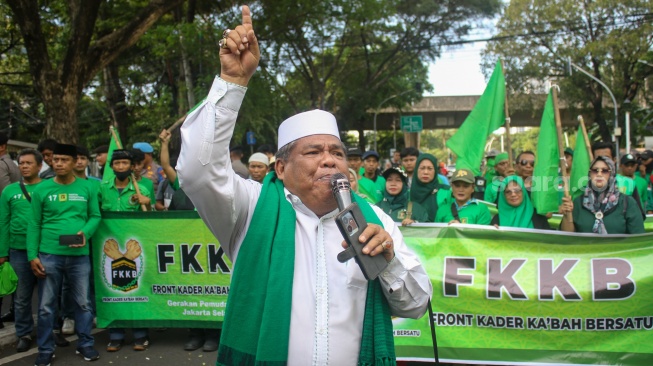 Sejumlah massa dari Front Kader Ka’bah Bersatu (FKKB), menggelar aksi demonstrasi di depan Kantor DPP Partai Persatuan Pembangunan (PPP), Jakarta Pusat, Jumat (14/6/2024). [Suara.com/Alfian Winanto]