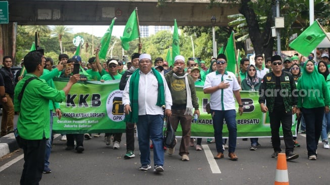 Sejumlah massa dari Front Kader Ka’bah Bersatu (FKKB), menggelar aksi demonstrasi di depan Kantor DPP Partai Persatuan Pembangunan (PPP), Jakarta Pusat, Jumat (14/6/2024). [Suara.com/Alfian Winanto]