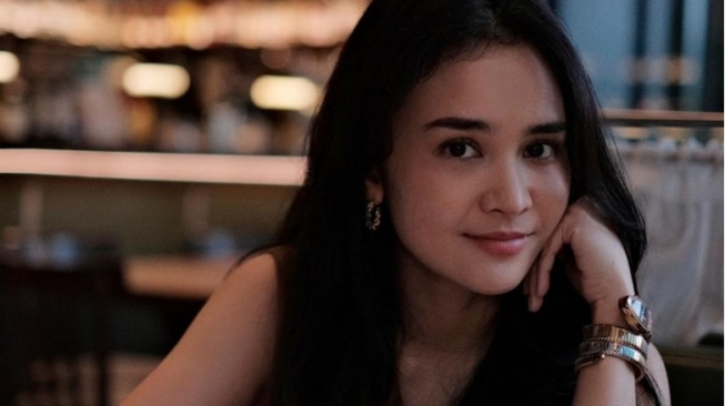 Fashionable! Tiru 4 OOTD Michelle Ziudith, Bintang Film 'Ipar Adalah Maut'