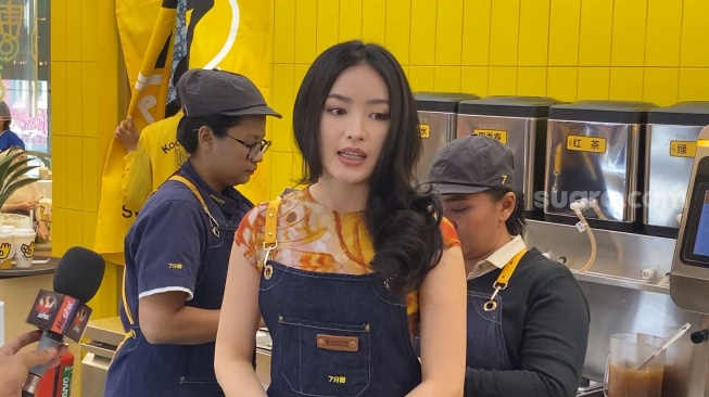 Artis Natasha Wilona saat merilis gerai minuman miliknya di mal Gandaria City, Jakarta, Jumat (14/6/2024). [Suara.com/Adiyoga Priyambodo]