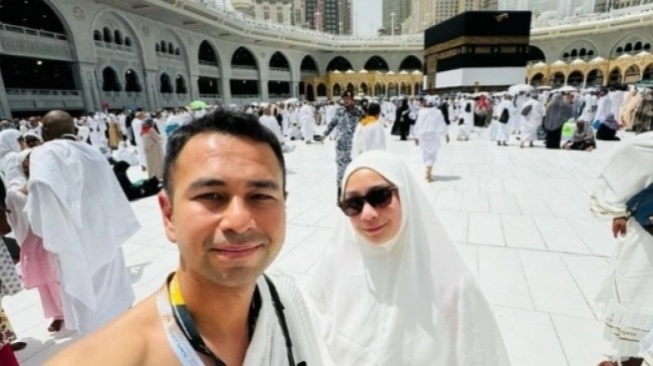 Raffi Ahmad dan Nagita Slavina menunaikan ibadah haji. [Instagram/raffinagita1717]