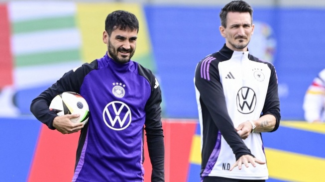 Gelandang Timnas Jerman, Ilkay Gundogan (kiri) ambil bagian dalam sesi latihan jelang pertandingan pembuka Euro 2024 kontra Skotlandia di Munich, Jerman. [Tobias SCHWARZ / AFP]