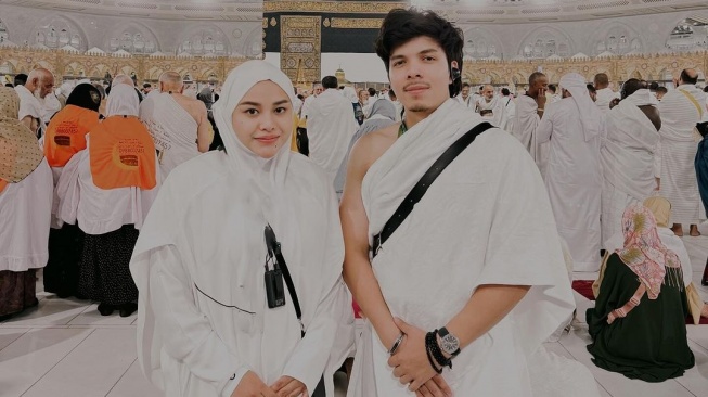 Atta Halilintar dan Aurel Hermansyah ibadah haji (Instagram/@attahalilintar)